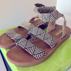 Cushionaire sandals 7 1/2 M